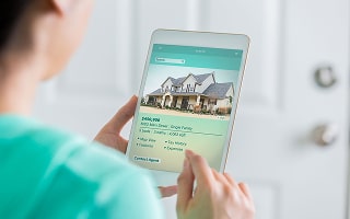 How Should Sellers Price Their Homes to Attract Buyers While Maximizing Value in Tennessee?